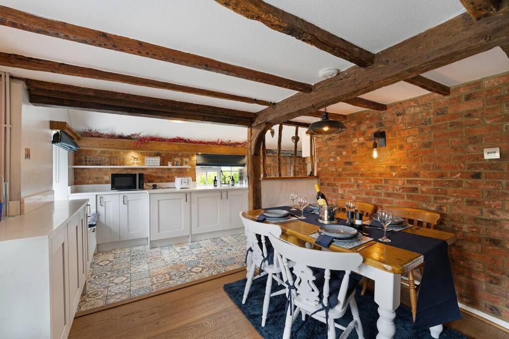 Local Walks Pub Gardens Pet Friendly Landscaped Gardens And Free Private Parking Villa Doddington  Exterior photo