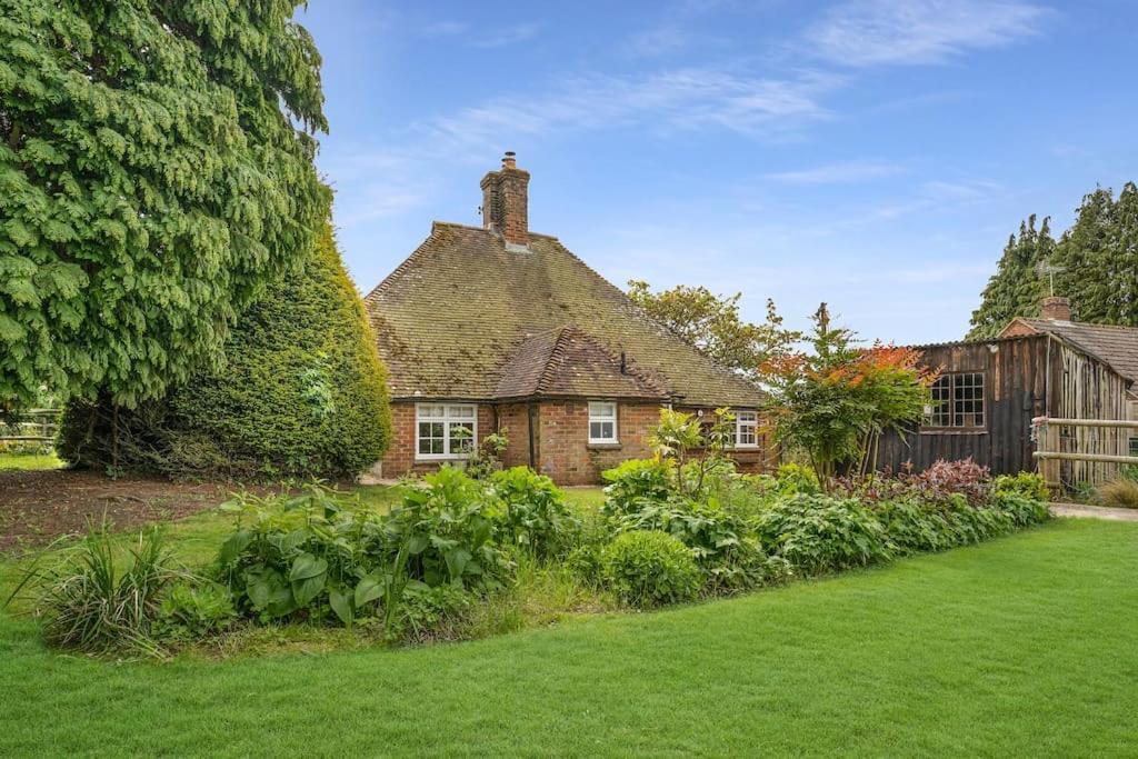 Local Walks Pub Gardens Pet Friendly Landscaped Gardens And Free Private Parking Villa Doddington  Exterior photo